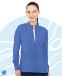 Cárdigan de uniforme médico para dama Med Couture modelo MC2660 azul cielo. Vista frontal.