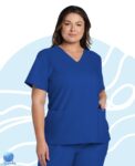Chaqueta de uniforme médico para dama Cherokee modelo CK953A azul eléctrico. Vista lateral derecha.