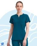 Chaqueta de uniforme médico para dama Dickies modelo DK681 azul caribe. Vista frontal.