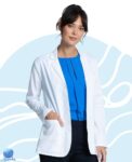 Mandil de uniforme médico para dama Cherokee modelo CK451 blanco. Vista derecha.