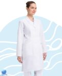 Mandil de uniforme médico para dama Dickies modelo 82401 blanco. Vista lateral derecha.