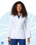 Mandil de uniforme médico para dama Dickies modelo 84401 blanco. Vista frontal.