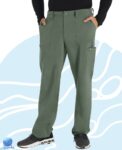Pantalón de uniforme médico para caballero Dickies modelo DK015 verde olivo. Boca recta. Vista frontal.