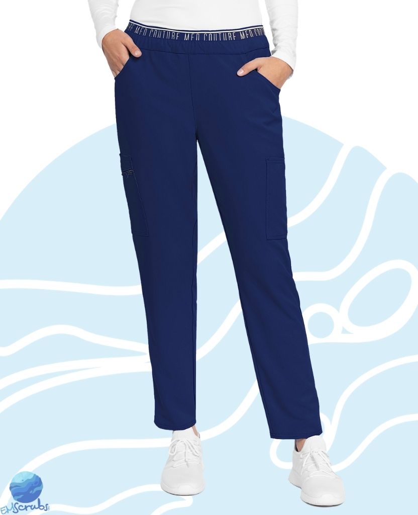 Pantalón uniforme médico dama Med Couture modelo MC009 azul marino, frontal Pantalón de uniforme médico para dama Med Couture modelo MC009 azul marino. Boca recta. Vista frontal.