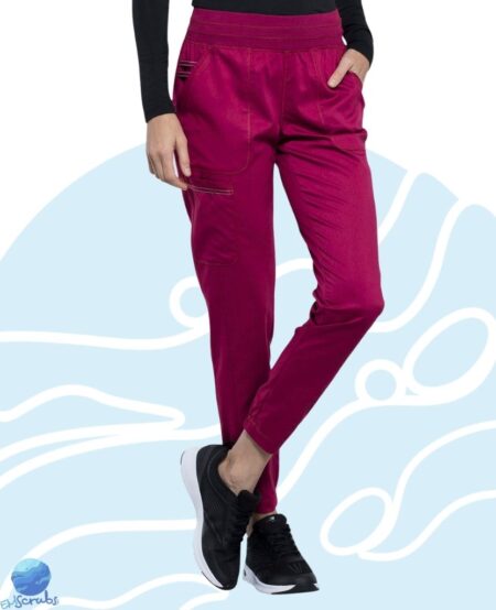 Pantalón de uniforme médico para dama Cherokee modelo WW011 vino. Boca jogger. Vista derecha.