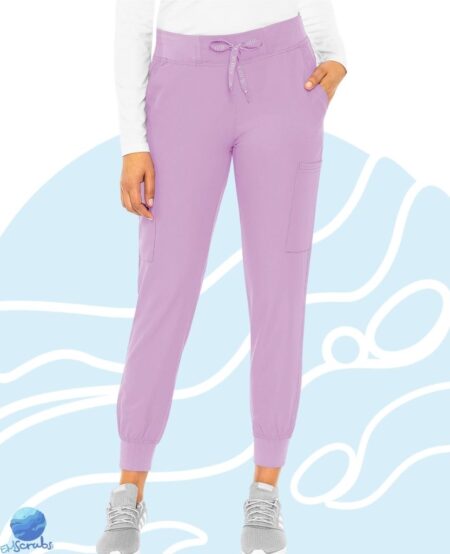 Pantalón de uniforme médico para dama Med Couture modelo MC2711 lila. Boca jogger. Vista frontal.