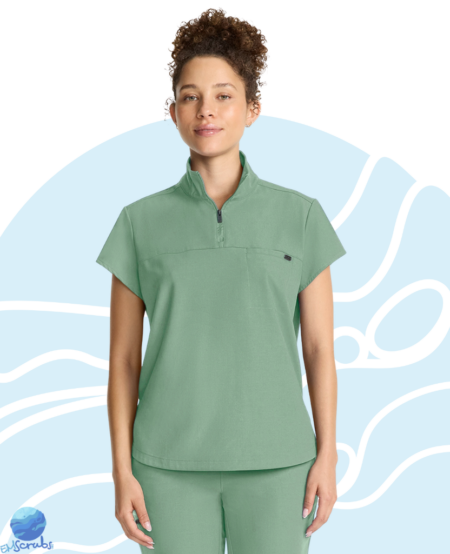 Chaqueta para dama que combina elegancia y sofisticación con su cuello alto y apertura parcial con cierre. Confeccionada en un tejido suave, flexible que absorbe la humedad, ofrece un ajuste moderno con libertad de movimiento.