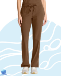 Pantalón para dama de tiro medio y boca recta, diseñado con cintura elástica, abertura en los tobillos y 4 bolsillos. Combina elegancia, practicidad y confort.