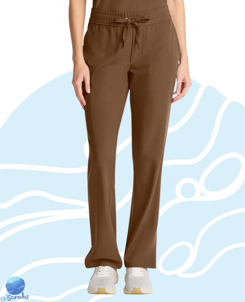 Pantalón dama Healing Hands hh153 marrón frontal Pantalón para dama de tiro medio y boca recta, diseñado con cintura elástica, abertura en los tobillos y 4 bolsillos. Combina elegancia, practicidad y confort.
